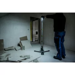 Projecteur de chantier LED avec mât télescopique sur batterie 7700lm sans batterie