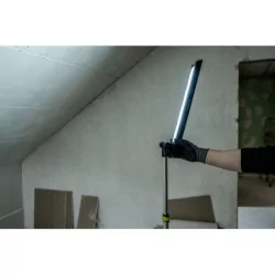 Projecteur de chantier LED avec mât télescopique sur batterie 7700lm sans batterie