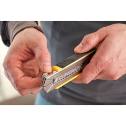 Cutter 18 mm Fatmax Stanley avec casse-lames intégré