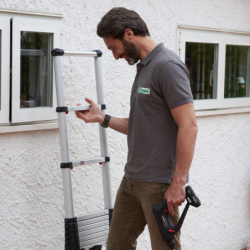 Echelle télescopique base stabilisatrice
